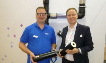 Markus Kerger (li.) und Attila Albert (re.) zeigen die Vorteile des Rohrleitungssystems »Cool-Fit« gegenüber isolierten Stahlrohren. Bild: Kuhn