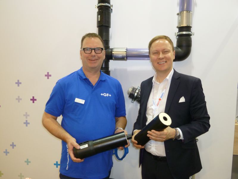 Markus Kerger (li.) und Attila Albert (re.) zeigen die Vorteile des Rohrleitungssystems »Cool-Fit« gegenüber isolierten Stahlrohren. Bild: Kuhn