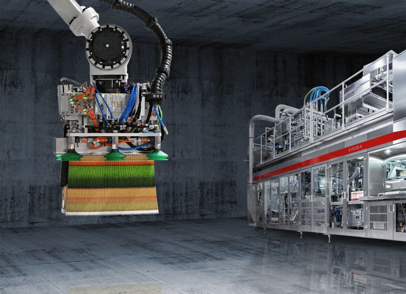 Der »Blank Loader«, ein selbstständig arbeitendes Robotersystem, erledigt Entpalettierung, Öffnung der Umverpackungen sowie Weitertransport in die Füllmaschine automatisch. Bild: Elopak