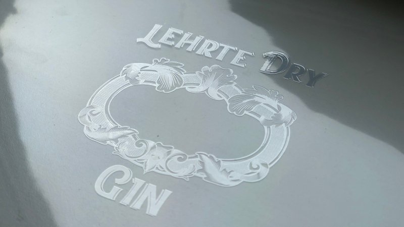 Das neue Veredelungsverfahren bringt gezielt Metallpigmente auf das Etikettenpapier auf (Bild: Vollherbst/Actega Metal Print).