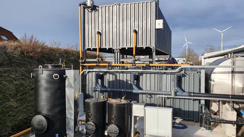 Anlagenverbund zur anaeroben Abwasserbehandlung mit Gasspeicherung und Gasaufbereitung (Bild: Flexbio).