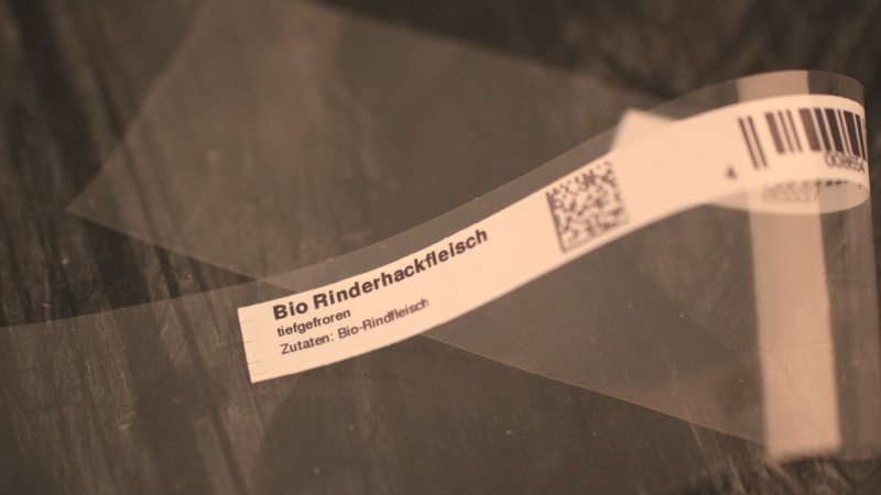 Ein hochauflösender Tintenstrahldrucker schreibt Etiketteninhalte direkt auf die Folie (Bild: REA Elektronik).