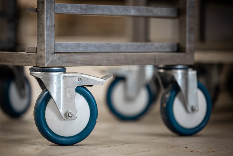 Die Polyurethan-Räder lassen sich mit ihrer leicht gewölbten, blauen Lauffläche einfach manövrieren (Bild: Torwegge).
