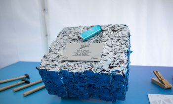 Der Grundstein aus gebrauchten Aluminiumdosen (Bild: Ball Packaging).