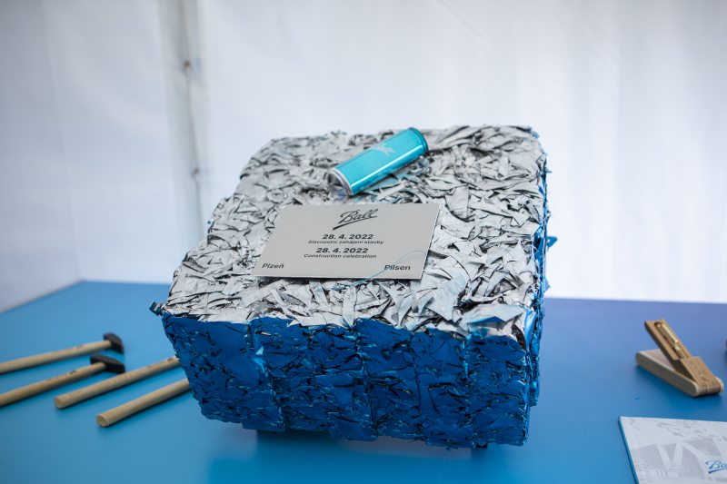 Der Grundstein aus gebrauchten Aluminiumdosen (Bild: Ball Packaging).
