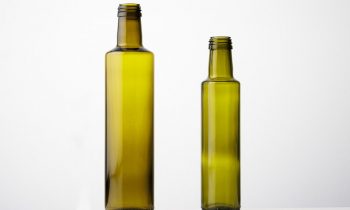 Die neuen, gewichtsreduzierten Ölflaschen-sind in verschiedenen Größen verfügbar (li. 500 ml, re. 250 ml; Bild: Euroglas).