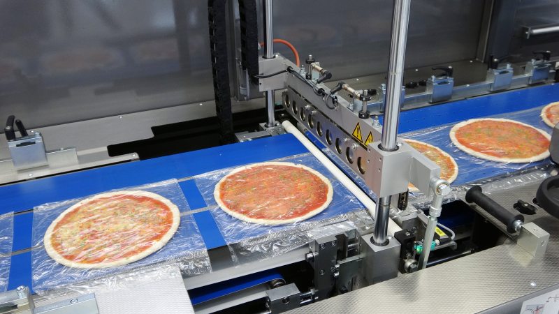 Die Verpackungsmaschine sorgt ohne Folienreststreifen für Frischeverpackungen bei Pizzas (Bild: Kallfass).