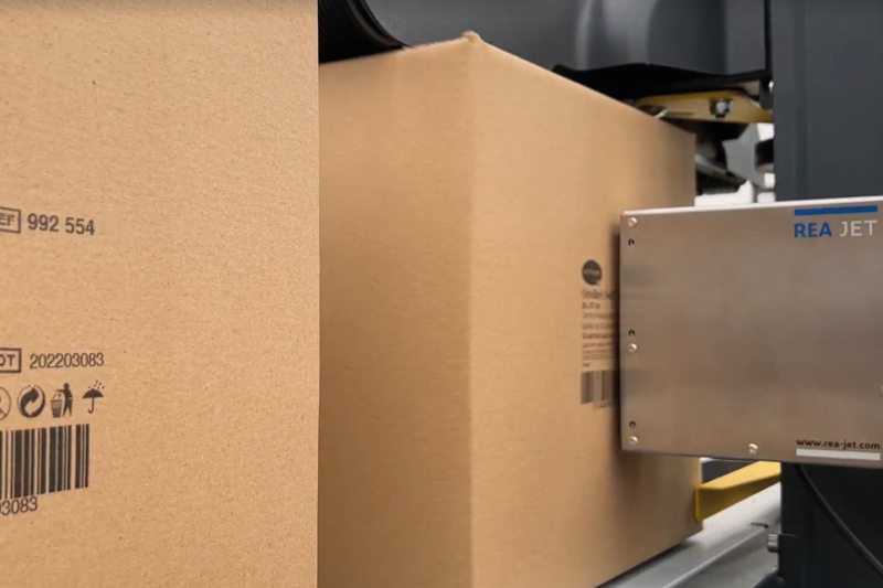Hochauflösend, nachhaltig und kostengünstig beschreibt der Tintenstrahldrucker Sekundärverpackungen (Bild: Rea).
