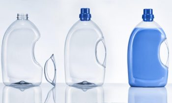 Die neue PET-Flasche mit eingeklebtem Griff reduziert den Materialverbrauch um bis zu 30 % (Bild: KHS).