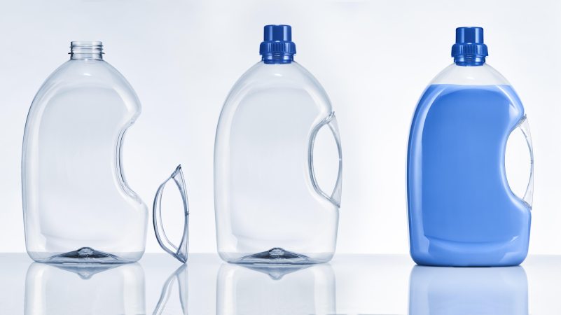 Die neue PET-Flasche mit eingeklebtem Griff reduziert den Materialverbrauch um bis zu 30 % (Bild: KHS).