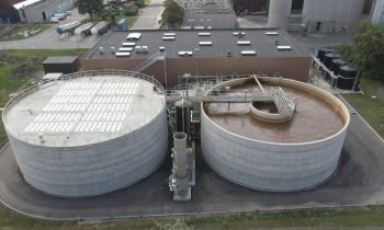 Die TWM-Anlage nutzt anaerobe und aerobe Verfahren zur Abwasseraufbereitung. Im anaeroben Becken auf der linken Seite wird Biogas erzeugt, das zur Generierung von Wärme für das Brauen genutzt wird (Bild: Grundfos).