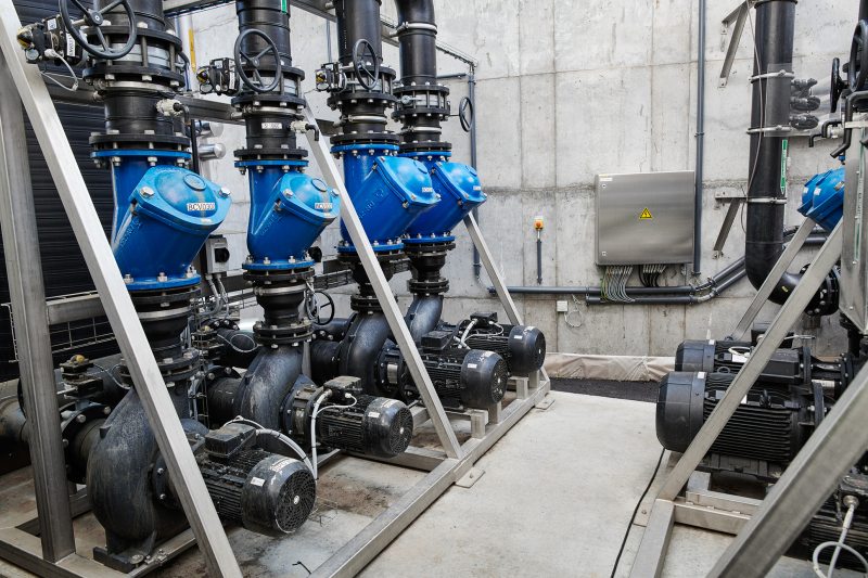 Vier »NB«-Pumpen von Grundfos zirkulieren das Wasser in und zwischen die anaeroben, aeroben und Konditionierungsbecken sowie zur Biogasspülanlage (Bild: Grundfos).