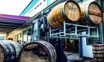Die robusten Zinkenverstellgeräte können ganz unterschiedliche Transportgüter aufnehmen, was ist in der Whiskyproduktion häufig der Fall ist (Bild: Kaup).
