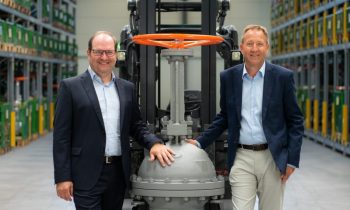 Die Geschäftsführer Frank Alms (li.) und Claus Bours mit einer beisspielhaften Kundenlösung (Bild: AVA).