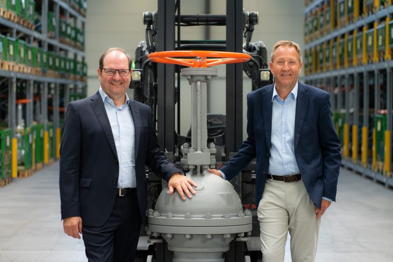 Die Geschäftsführer Frank Alms (li.) und Claus Bours mit einer beisspielhaften Kundenlösung (Bild: AVA).