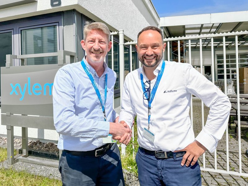 Marc Wesseler (li.), Director Field Sales Xylem Deutschland, und Georg Niebch, Geschäftsführer Axflow GmbH, freuen sich auf die Zusammenarbeit (Bild: Axflow).