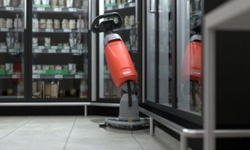 Die neue Stab-Scheuersaugmaschine mit neuartiger Reinigungstechnologie für verbesserte Flächenzugänglichkeit (Bild: Hako).