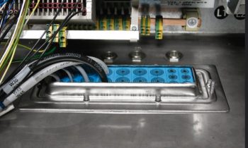 Flexible Kabel- und Leitungsabdichtung im Rahmen aus Edelstahl (Bild: Roxtec).