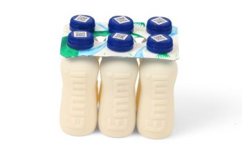 Eine labelfreie Flasche aus rezyikliertem PET spart 3,9 g Kunststoff und 16 g CO2-Ausstoß ein (Bild: Envases).