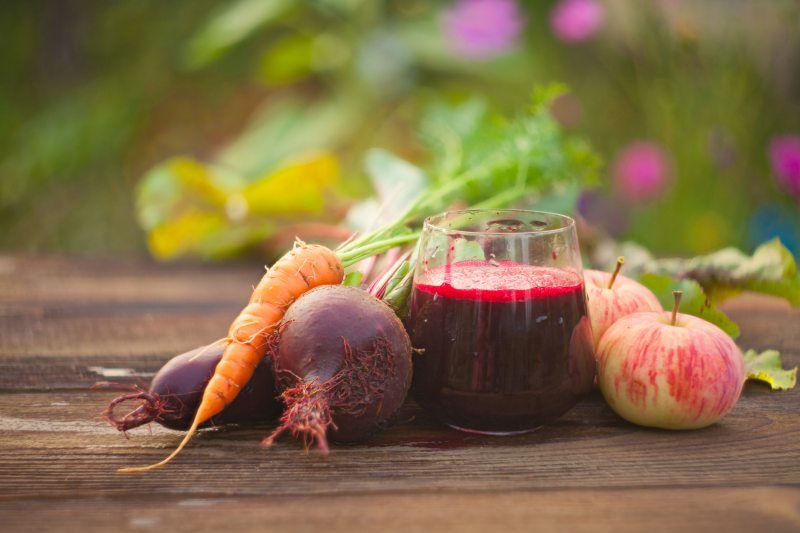Durch die Kombination unterschiedlicher Früchte und Gemüsesorten wie Karotte oder Rote Bete entstehen individuelle Produktlösungen (Bild: istock.com/Solstizia).