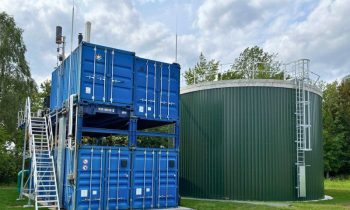 Diese Abwasserbehandlungsanlage bestehend aus einem 20-Fuß-, drei 40-Fuß-Containern und einer Plattform mit Gasaufbereitung arbeitet zuverlässig bei einem Feinkostunternehmen in Nordrhein-Westfalen (Bild: FlexBio).