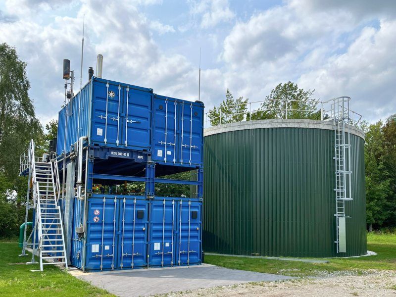 Diese Abwasserbehandlungsanlage bestehend aus einem 20-Fuß-, drei 40-Fuß-Containern und einer Plattform mit Gasaufbereitung arbeitet zuverlässig bei einem Feinkostunternehmen in Nordrhein-Westfalen (Bild: FlexBio).