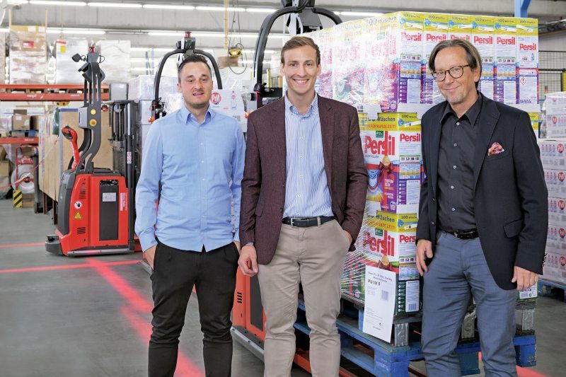 V. l.: Marcel Bicking, Geschäftsführer der TST GmbH, Jakob Stoffel, Leitung Automation Suffel Fördertechnik, und Oliver Wittig, Head of Logistics Henkel AG, freuen sich über das gelungene Automationsdebüt (Bild: Linde MH).