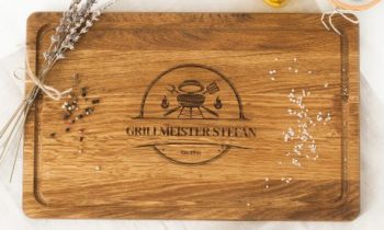 Zum Lieferprogramm der Werbeartikel aus Holz zählen auch individuell gravierte Schneidbretter (Bild: Hofmeister).