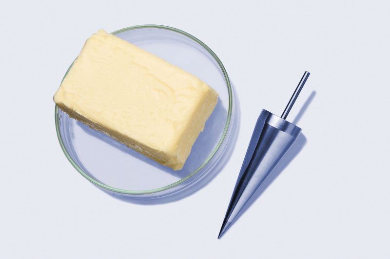 Zur Messung der Konsistenz von Margarine und anderen Lebensmittelproben wird das Penetrometer empfohlen. Bei Margarine kommt ein 45 Gramm schwerer Aluminiumkonus mit 20-Grad-Spitze zum Einsatz (Bild: Anton Paar).