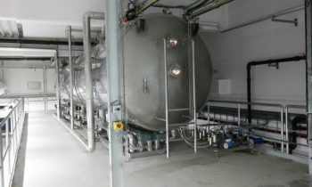 Im Vakuum-Bandtrockner wird das vorkonzentrierte Produkt auf einem Förderband durch eine Vakuumkammer geführt und durch verschiedene Heizzonen geleitet (Bild: Devex).