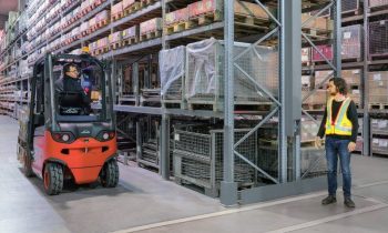 Assistenzsysteme schützen vor einer großen Bandbreite an Unfallursachen in Lager und Produktion: unangepasste Geschwindigkeit, Unachtsamkeit, stark frequentierte Bereiche mit Personen und Staplerverkehr oder schlecht einsehbare, enge Kreuzungsbereiche, Regalgassen und Fußwege (Bild: Linde MH).