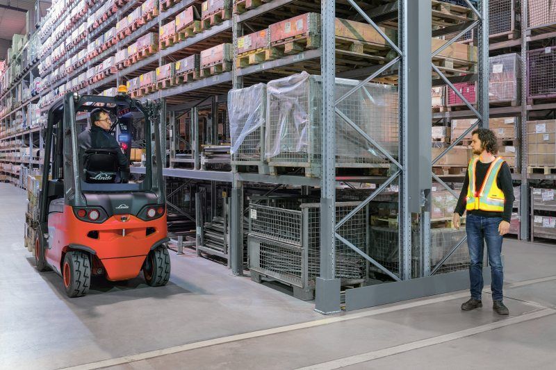 Assistenzsysteme schützen vor einer großen Bandbreite an Unfallursachen in Lager und Produktion: unangepasste Geschwindigkeit, Unachtsamkeit, stark frequentierte Bereiche mit Personen und Staplerverkehr oder schlecht einsehbare, enge Kreuzungsbereiche, Regalgassen und Fußwege (Bild: Linde MH).