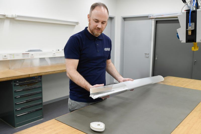 Bei Leuchten mit »easy eXchange LED« können die im Schutzrohr liegenden LEDs gewechselt werden. Das Schutzrohr wird weiter genutzt (Bild: Norka).
