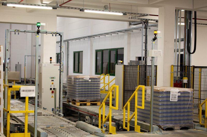 Die Anlage hat die Effizienz verbessert, indem sie die Kommissionierung auf eine einzige Ebene vereinfacht und die Temperaturzonen im Lager reduziert hat (Bild: Swisslog).
