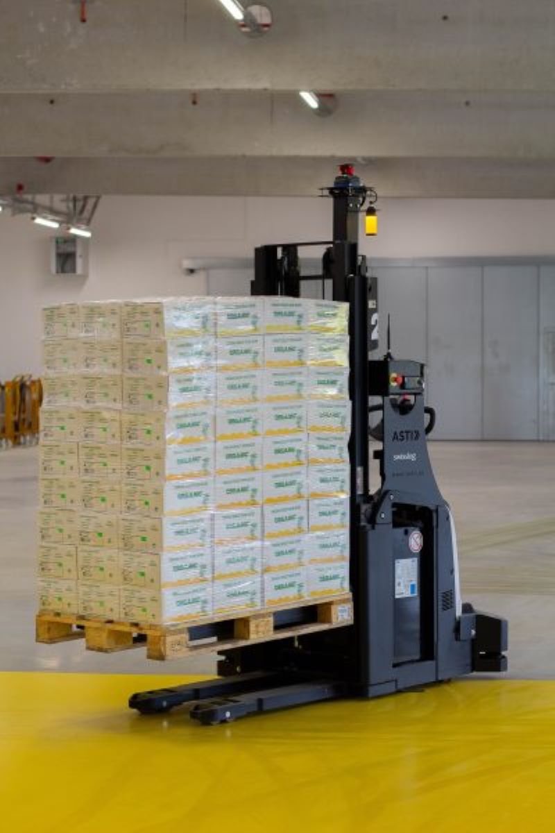 Das fahrerlose Transportsystem (FTS) mit drei autonomen Fahrzeugen gewährleistet die automatische Versorgung der Produktion (Bild: Swisslog).