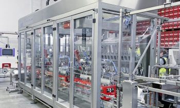 Der Maschinenprototyp kombiniert die Multipack-Applikation und die Etikettenausrichtung in einem gemeinsamen Maschinengestell (Bild: EOL).