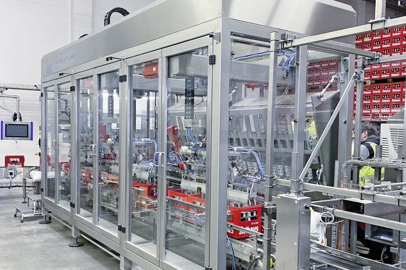 Der Maschinenprototyp kombiniert die Multipack-Applikation und die Etikettenausrichtung in einem gemeinsamen Maschinengestell (Bild: EOL).