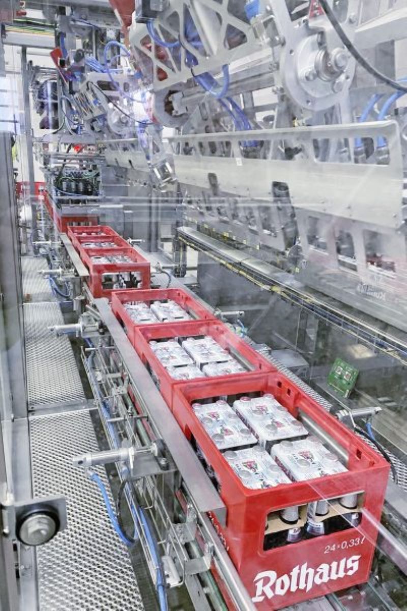 Innerhalb der Maschine werden an zwei Stationen jeweils drei Kästen ausgerichtet und mit den »TopClips« versehen. Der Prototyp erreicht dabei eine Maximalleistung von 27.000 0,33-Liter-Flaschen pro Stunde (Bild: EOL).