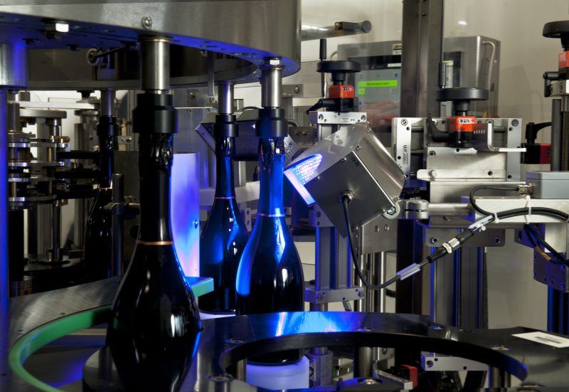 Hightech-Kameras sorgen für eine präzise Flaschenausrichtung (Bild: Gernep).