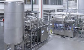 Im neuen Werk kommen moderne Prozess- und Fülltechnik zum Einsatz: links der Kurzzeiterhitzer, rechts der Dosenfüller (Bild: Frank Reinhold).