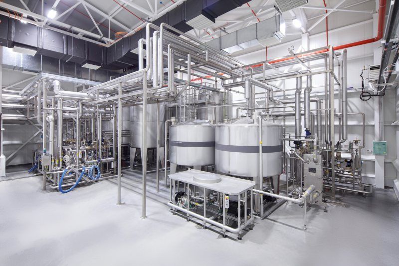 Im »Innopro«-Sirupraum ist viel Hightech direkt an die sechs Mischtanks mit jeweils bis zu 22 Kubikmetern Volumen angebunden, sodass alle Arten von Grundstoffen produziert werden können (Bild: Frank Reinhold).