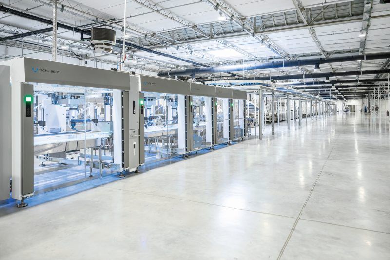 In der sanierten Halle bei Violeta stehen mehrere Verpackungsmaschinen von Schubert, alle auf dem neuesten Stand der Technik (Bild: Gerhard Schubert GmbH).