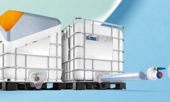 Maximaler Schutz: Ein direkt ab Werk im IBC integrierter Liner entfaltet sich analog zur Befüllung, umhüllt das Füllprodukt zusätzlich und verhindert damit weitestgehend den Kontakt mit der Umgebungsatmosphäre im Container (Bild: Schütz).