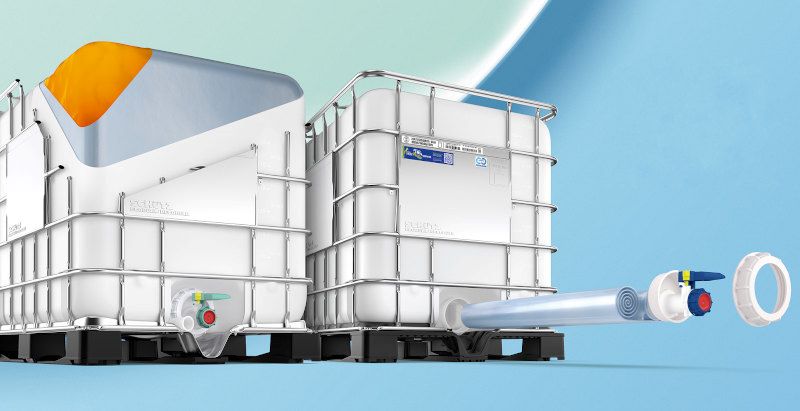 Maximaler Schutz: Ein direkt ab Werk im IBC integrierter Liner entfaltet sich analog zur Befüllung, umhüllt das Füllprodukt zusätzlich und verhindert damit weitestgehend den Kontakt mit der Umgebungsatmosphäre im Container (Bild: Schütz).