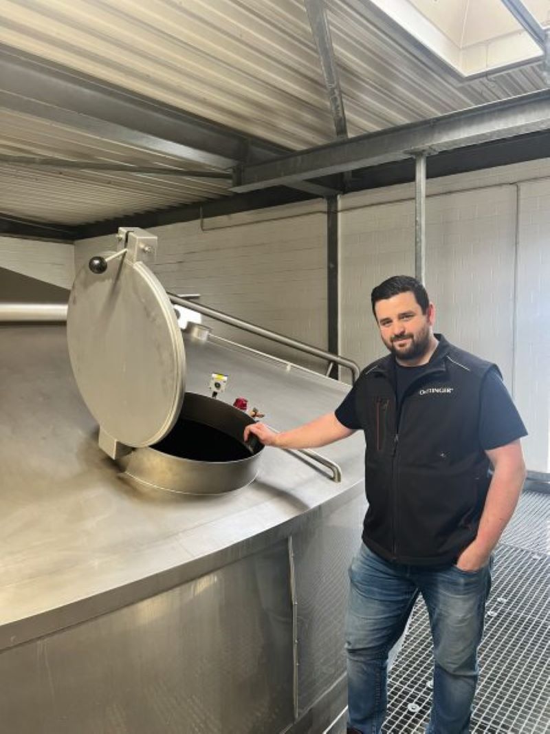 Braumeister Philipp Zoch ist von der Leistung des SAW-Durchflussmessers überzeugt (Bild: Oettinger).