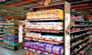Beispiel für ein Lichtkonzept mit LED-Lichtleisten bei Edeka Göbel in Haiger, das den Blick direkt auf die Produkte lenkt (Bild: Edeka Göbel).