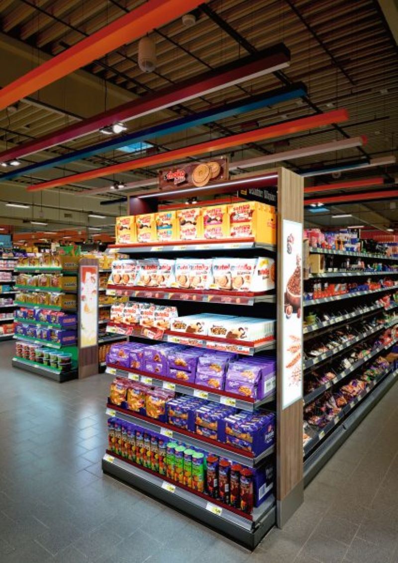 Beispiel für ein Lichtkonzept mit LED-Lichtleisten bei Edeka Göbel in Haiger, das den Blick direkt auf die Produkte lenkt (Bild: Edeka Göbel).