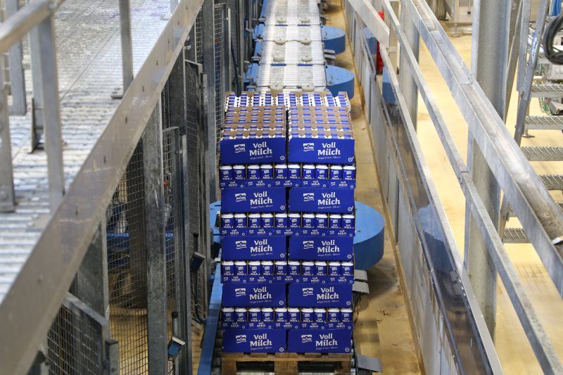 Die Systemintegration sorgte dafür, dass die Ein- und Ausschleusung der Waren bei den Palettieranlagen für Joghurt und Milch auch weiterhin reibungslos funktioniert (Bild: NÖM/Pilz).