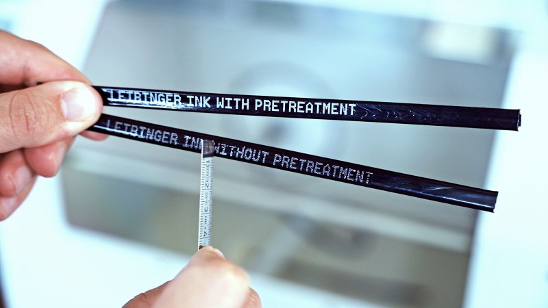 Im Testzentrum wird nach der bestmöglichen Bedruckungslösung gesucht. Z. B. verbessern gezielte Vorbehandlungen die Haftung (Bild: Leibinger).