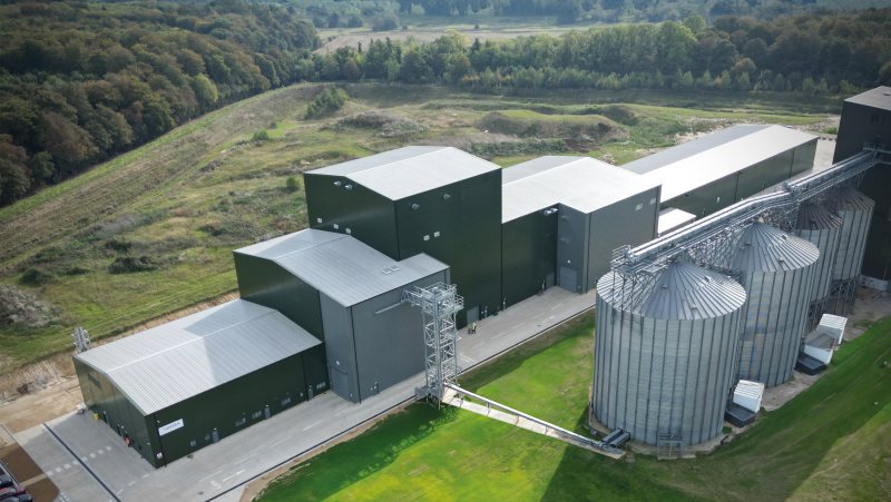 Die große Hafermühle liegt strategisch günstig nur wenige Stunden entfernt von den Logistikanlagen der bekanntesten Einzelhändler Großbritannien entfernt (Bild: Navara Oat Milling).